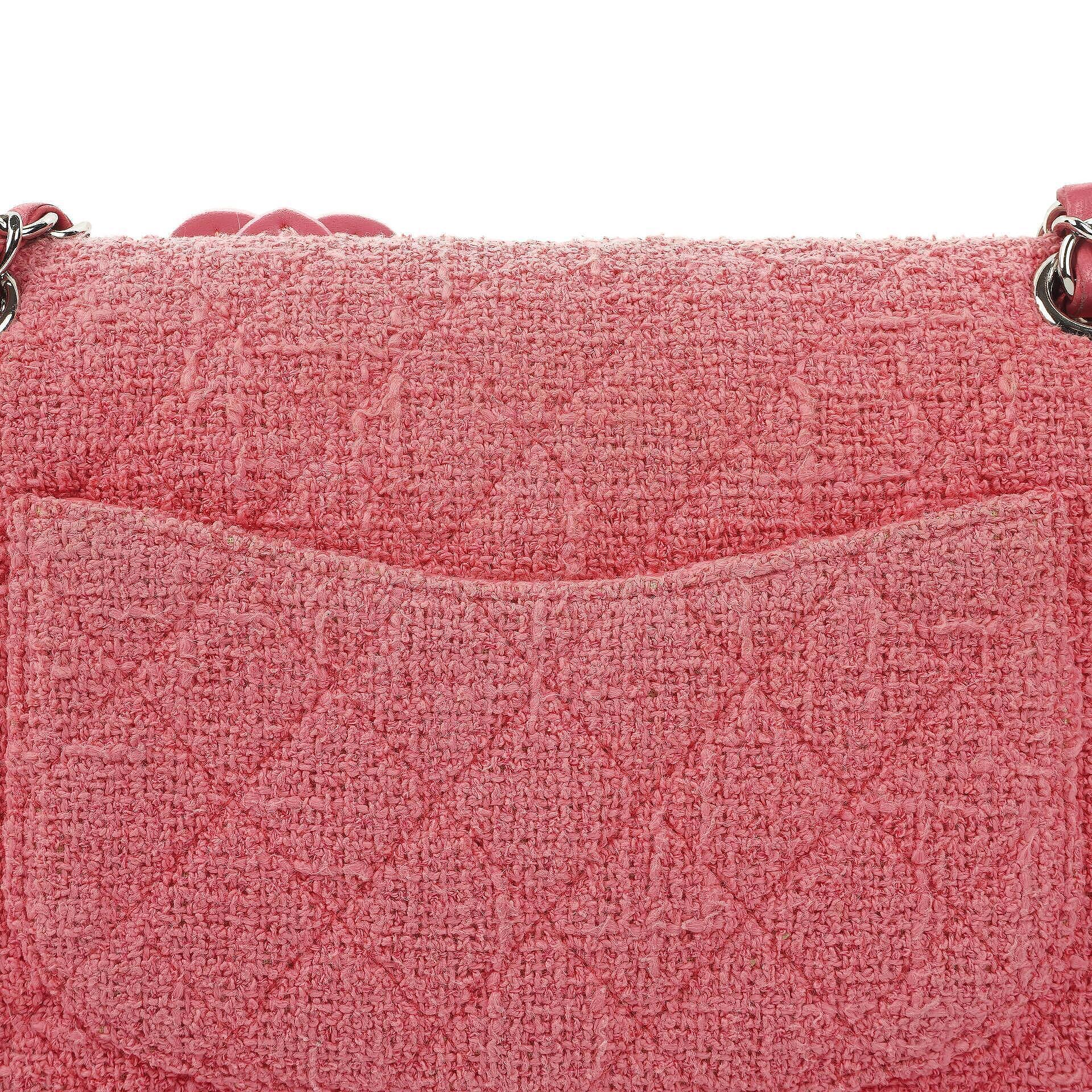 Chanel Classic Medium Double Flap Tasche aus rosa Tweed mit Kristallperlen-Blumenverzierung, Steppung und silberner Hardware