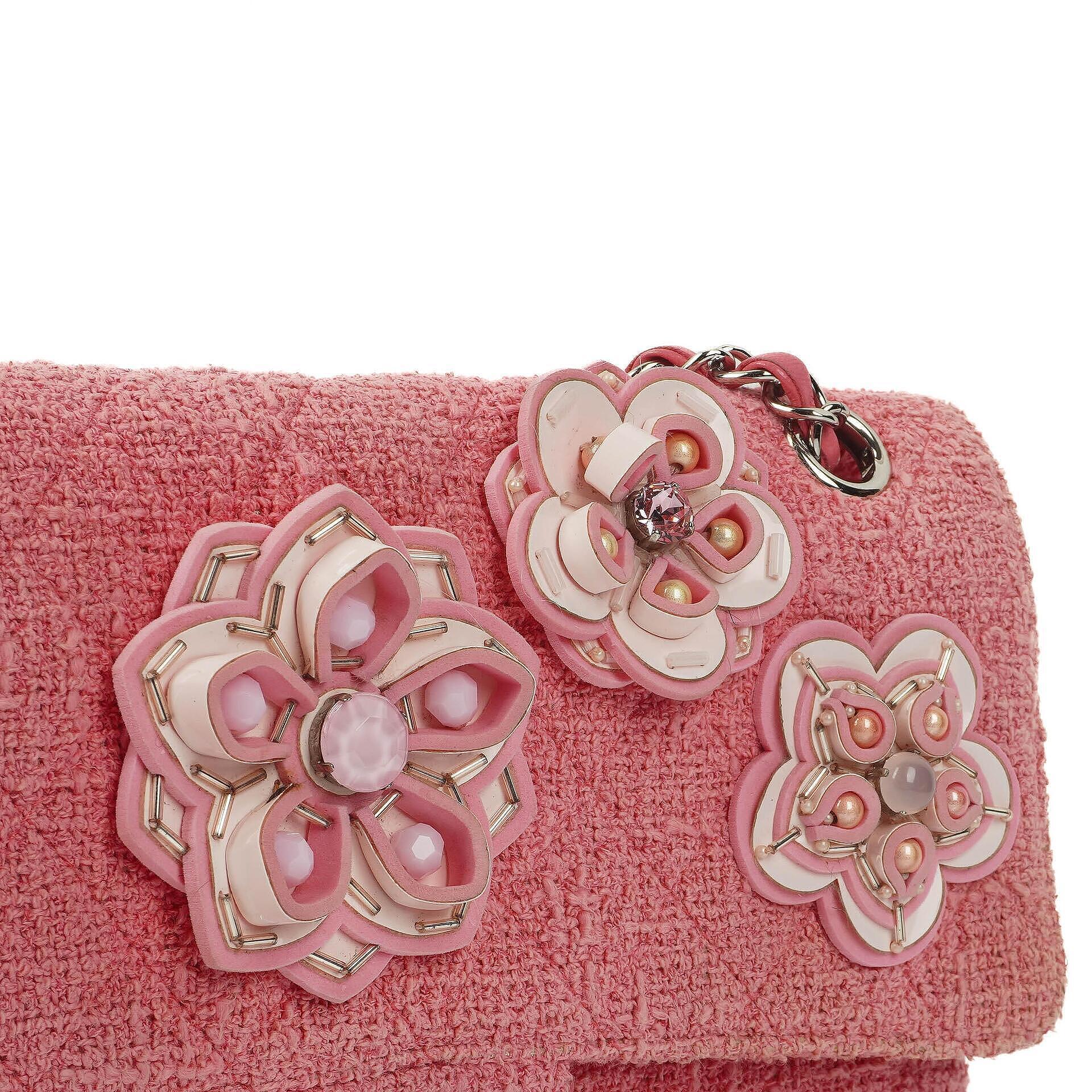 Chanel Classic Medium Double Flap Tasche aus rosa Tweed mit Kristallperlen-Blumenverzierung, Steppung und silberner Hardware