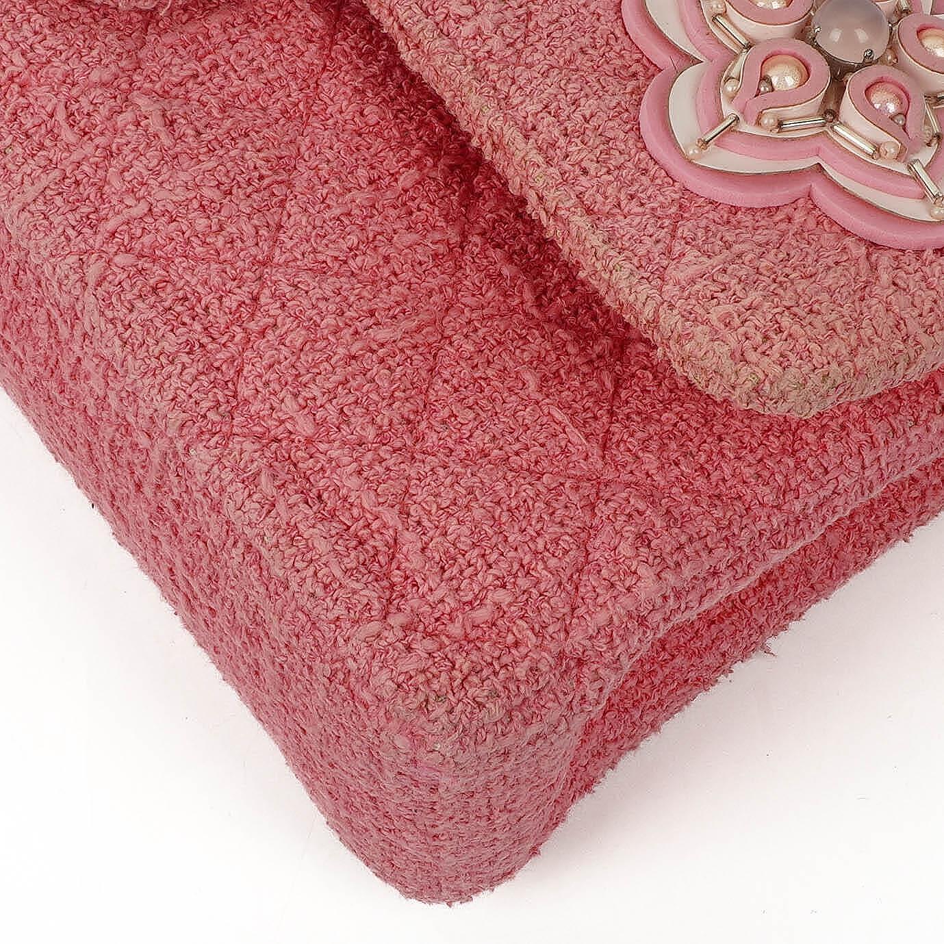 Chanel Classic Medium Double Flap Tasche aus rosa Tweed mit Kristallperlen-Blumenverzierung, Steppung und silberner Hardware
