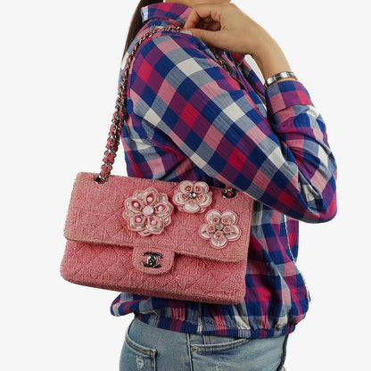 Chanel Classic Medium Double Flap Tasche aus rosa Tweed mit Kristallperlen-Blumenverzierung, Steppung und silberner Hardware