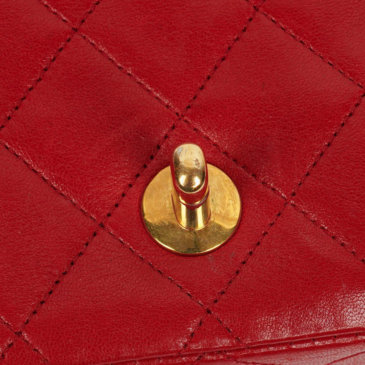 Chanel Classic Full Flap Tasche aus gestepptem Lammleder mit 24K vergoldeten Beschlägen