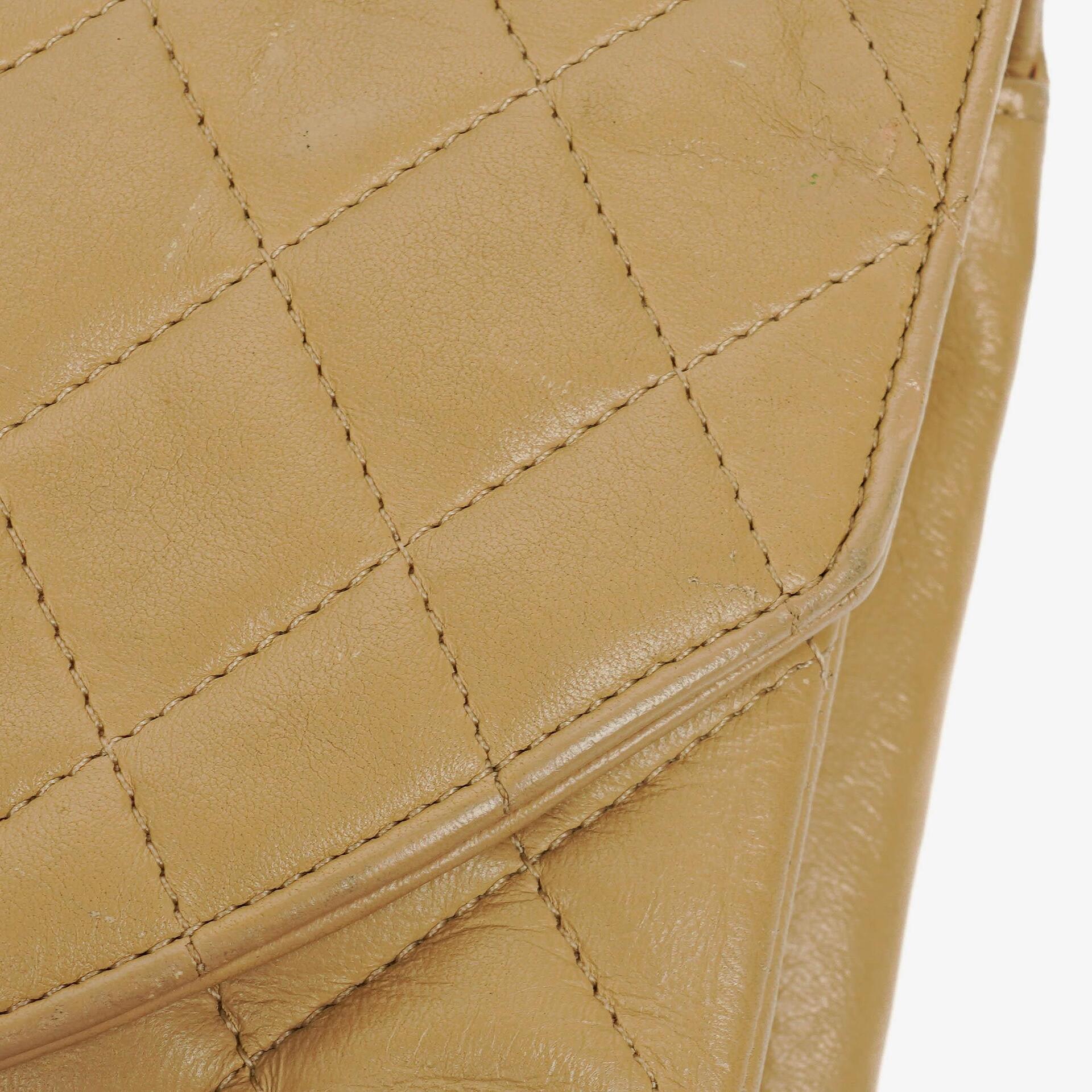 Chanel Classic Single Flap Tasche aus beigem gestepptem Lammleder mit 24K vergoldeter Hardware
