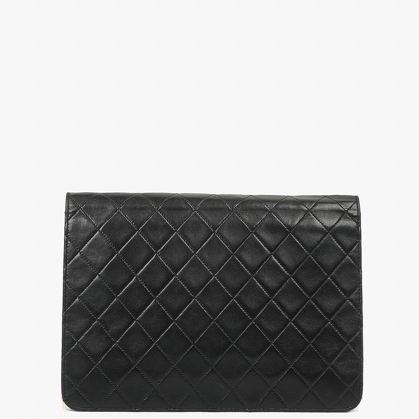 Chanel Klassische Einzelklappen Tasche Schwarze Gequiltete Lammleder Goldfarbenes Zubehör Mittel