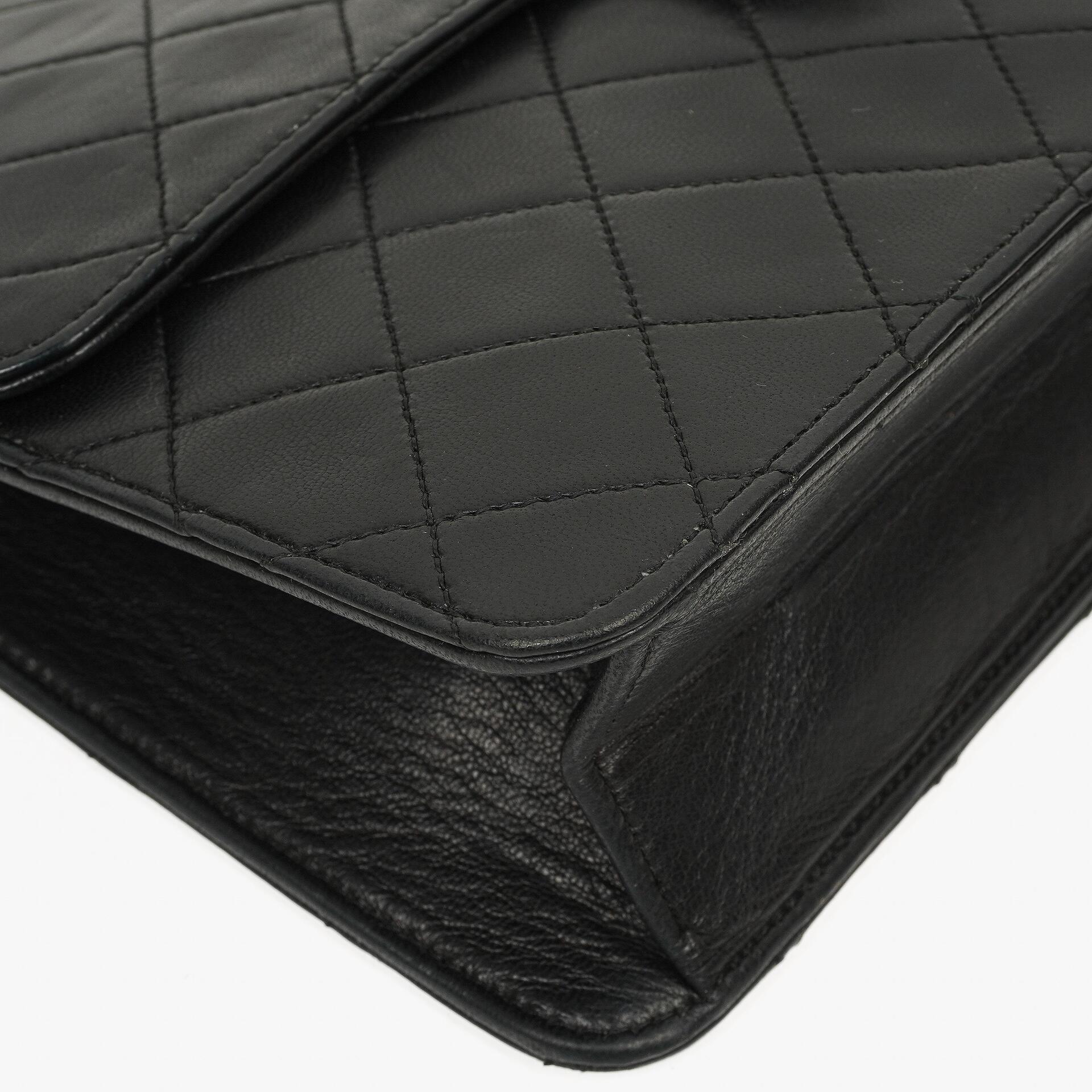 Chanel Klassische Einzelklappen Tasche Schwarze Gequiltete Lammleder Goldfarbenes Zubehör Mittel
