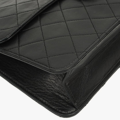 Chanel Klassische Einzelklappen Tasche Schwarze Gequiltete Lammleder Goldfarbenes Zubehör Mittel