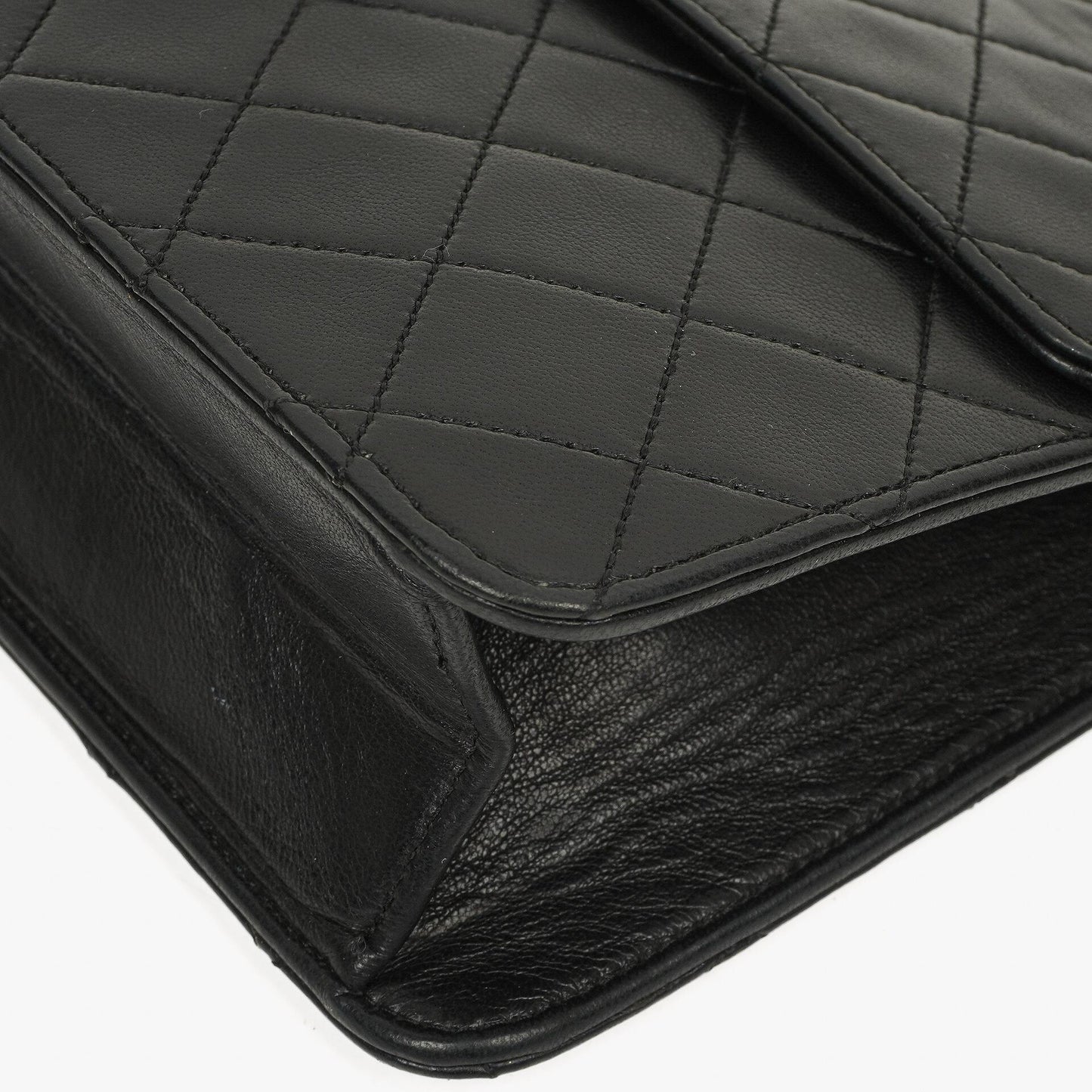 Chanel Klassische Einzelklappen Tasche Schwarze Gequiltete Lammleder Goldfarbenes Zubehör Mittel