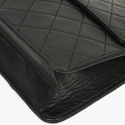 Chanel Klassische Einzelklappen Tasche Schwarze Gequiltete Lammleder Goldfarbenes Zubehör Mittel