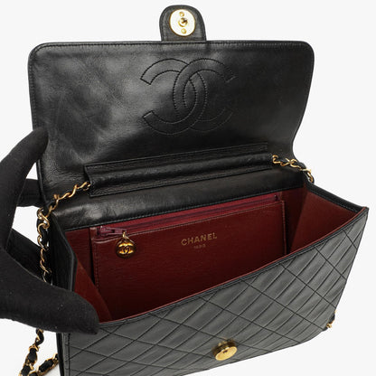Chanel Klassische Einzelklappen Tasche Schwarze Gequiltete Lammleder Goldfarbenes Zubehör Mittel