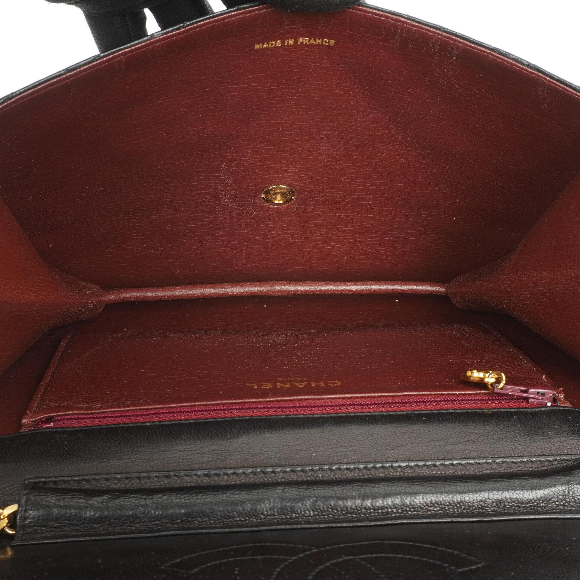 Chanel Klassische Einzelklappen Tasche Schwarze Gequiltete Lammleder Goldfarbenes Zubehör Mittel