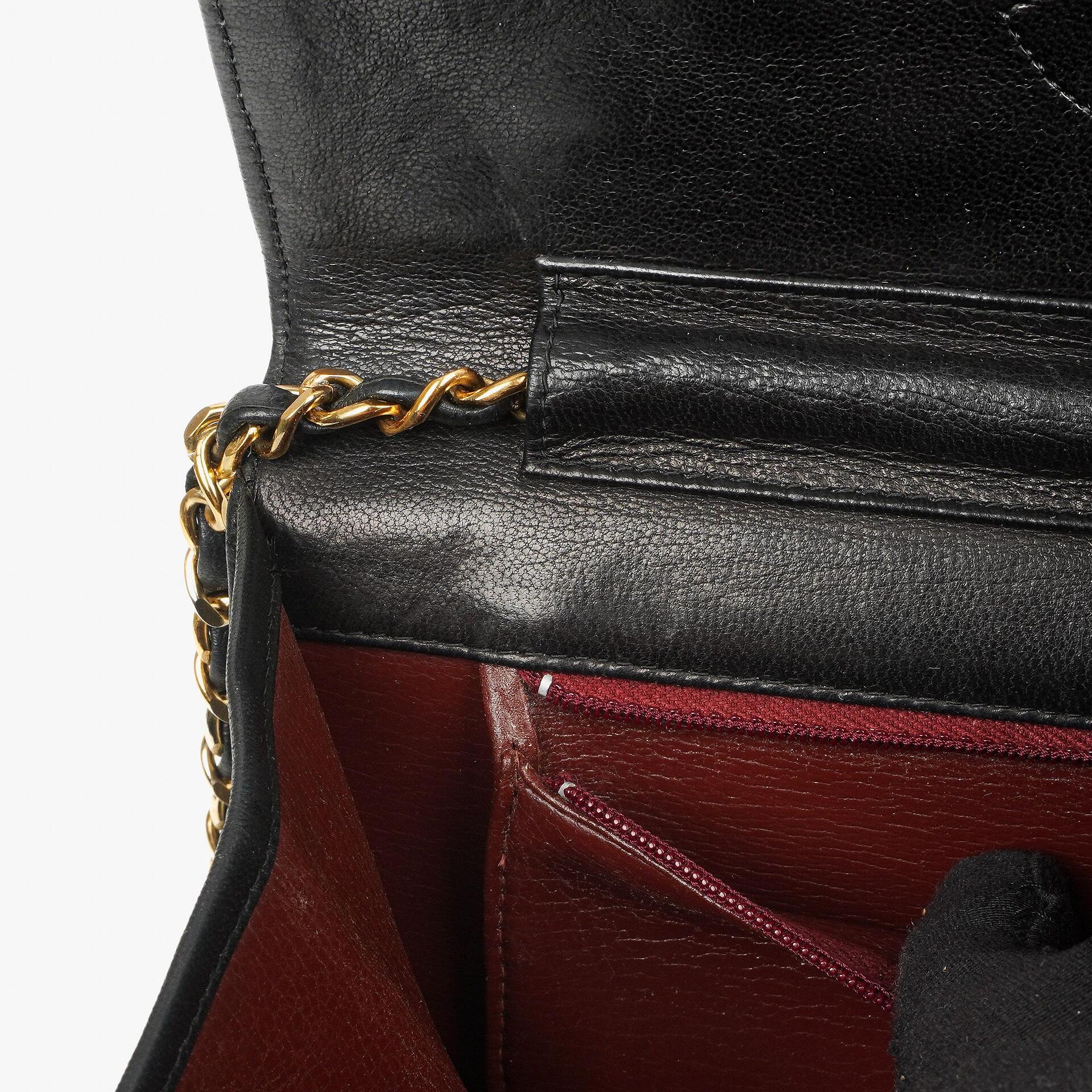 Chanel Klassische Einzelklappen Tasche Schwarze Gequiltete Lammleder Goldfarbenes Zubehör Mittel