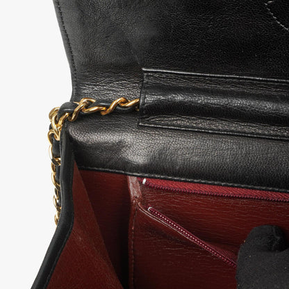Chanel Klassische Einzelklappen Tasche Schwarze Gequiltete Lammleder Goldfarbenes Zubehör Mittel