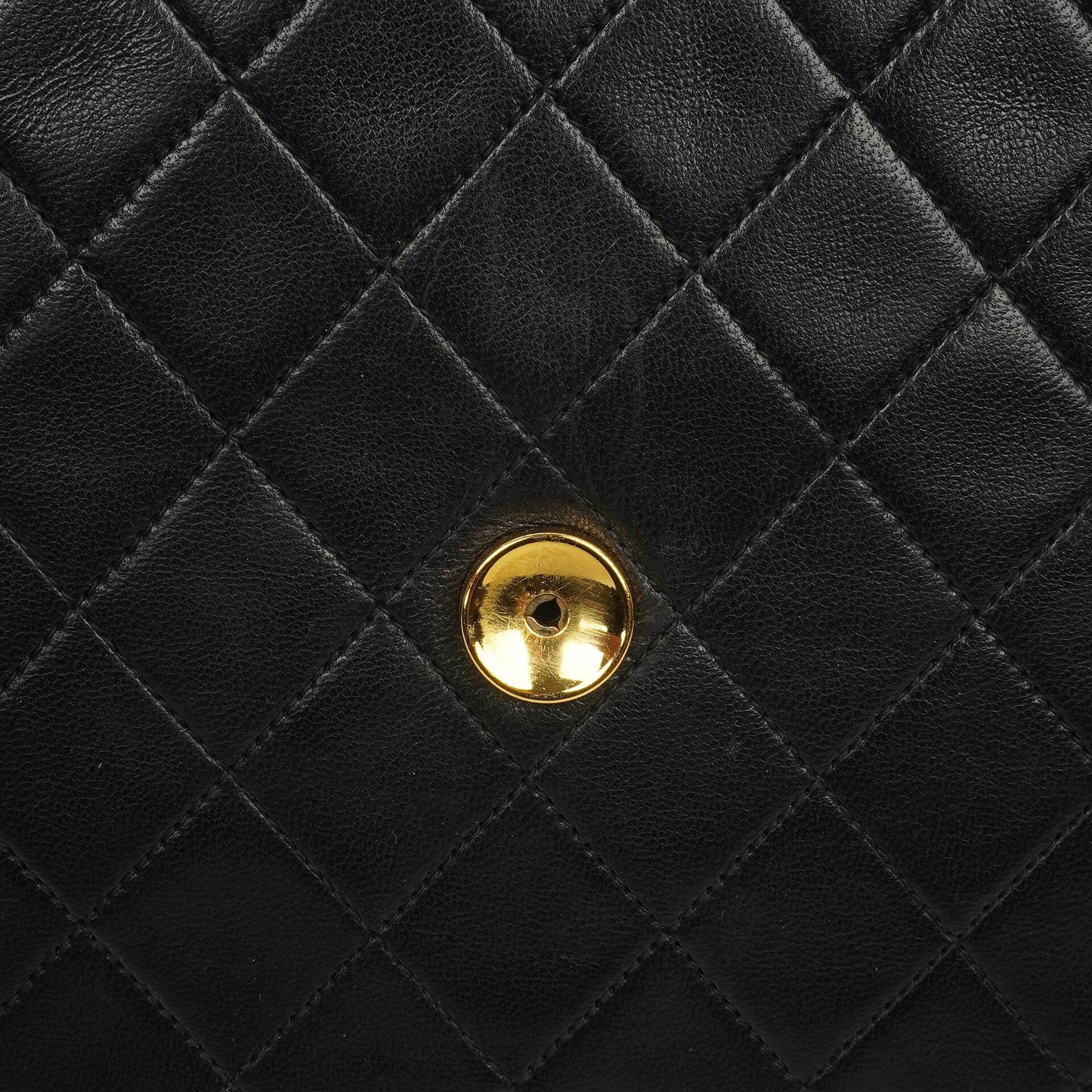 Chanel Klassische Einzelklappen Tasche Schwarze Gequiltete Lammleder Goldfarbenes Zubehör Mittel