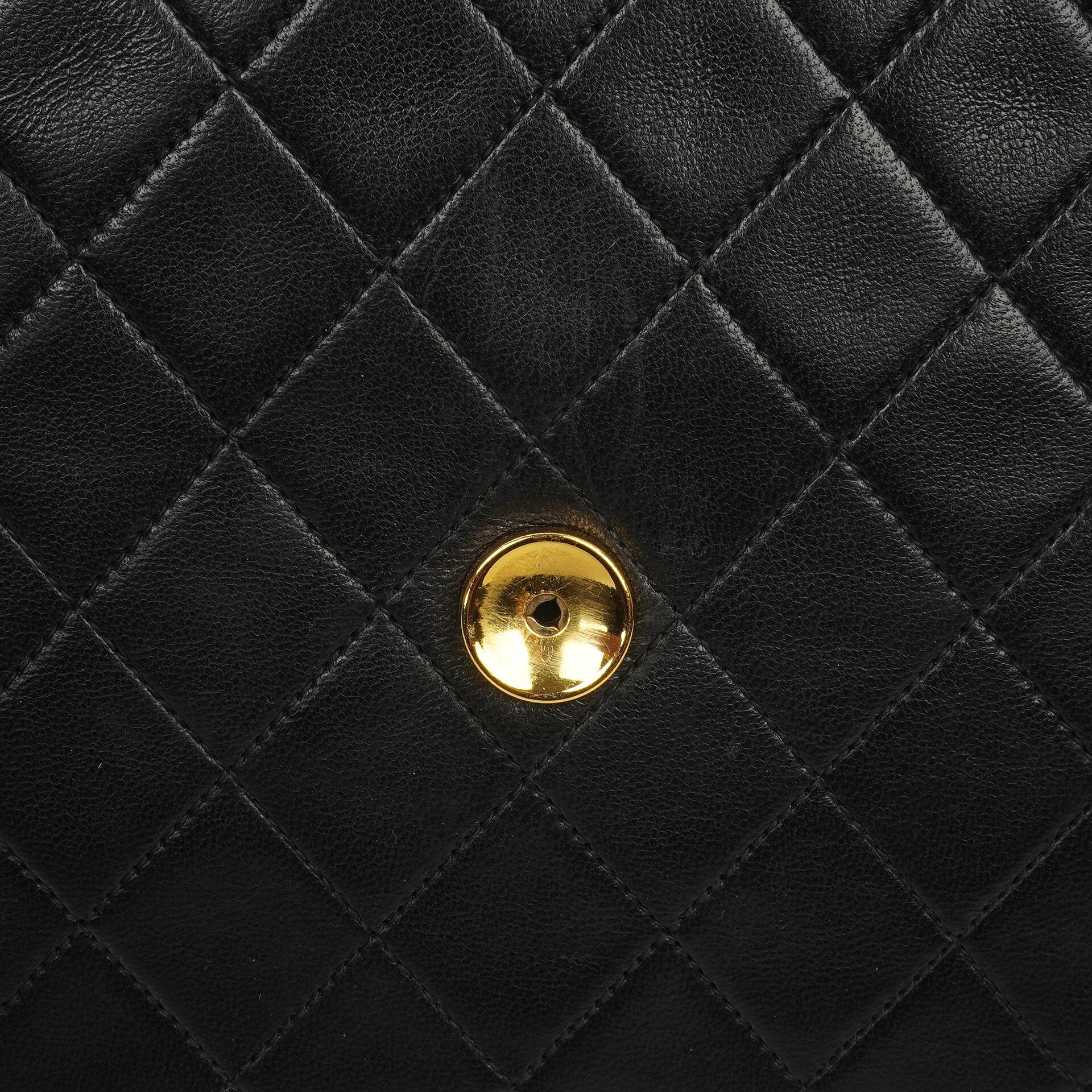 Chanel Klassische Einzelklappen Tasche Schwarze Gequiltete Lammleder Goldfarbenes Zubehör Mittel