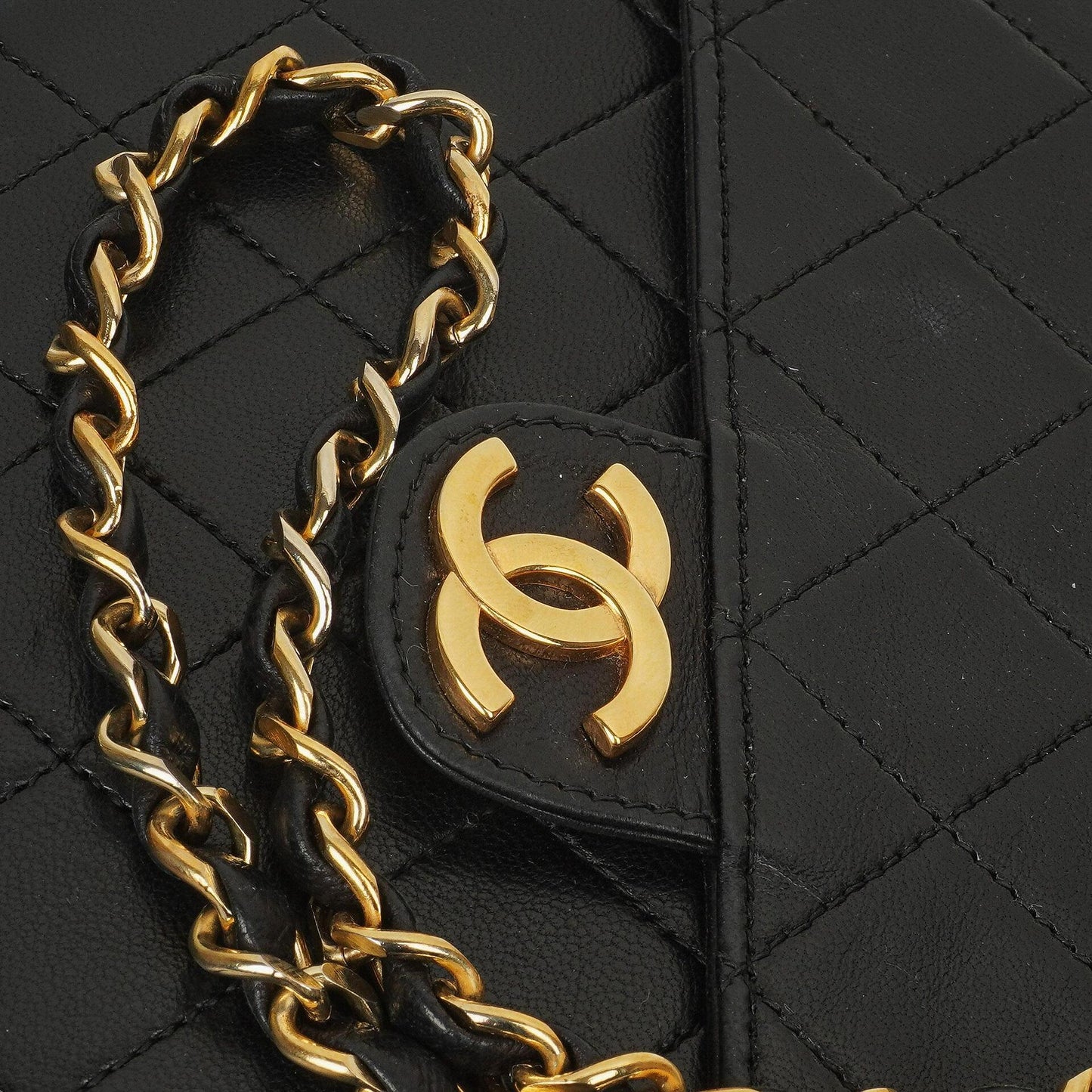 Chanel Klassische Einzelklappen Tasche Schwarze Gequiltete Lammleder Goldfarbenes Zubehör Mittel