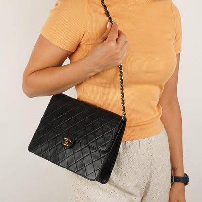Chanel Klassische Einzelklappen Tasche Schwarze Gequiltete Lammleder Goldfarbenes Zubehör Mittel