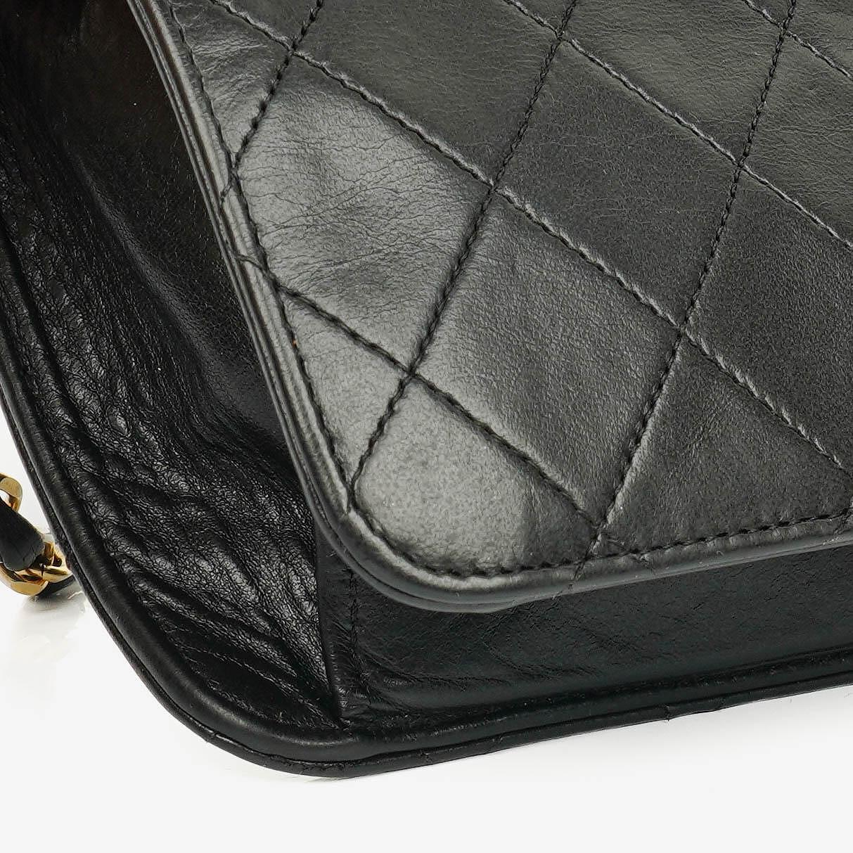 Chanel Classic Einzelklapp-Tasche Schwarzes Steppiertes Lammleder Mit 24K Vergoldeter Hardware