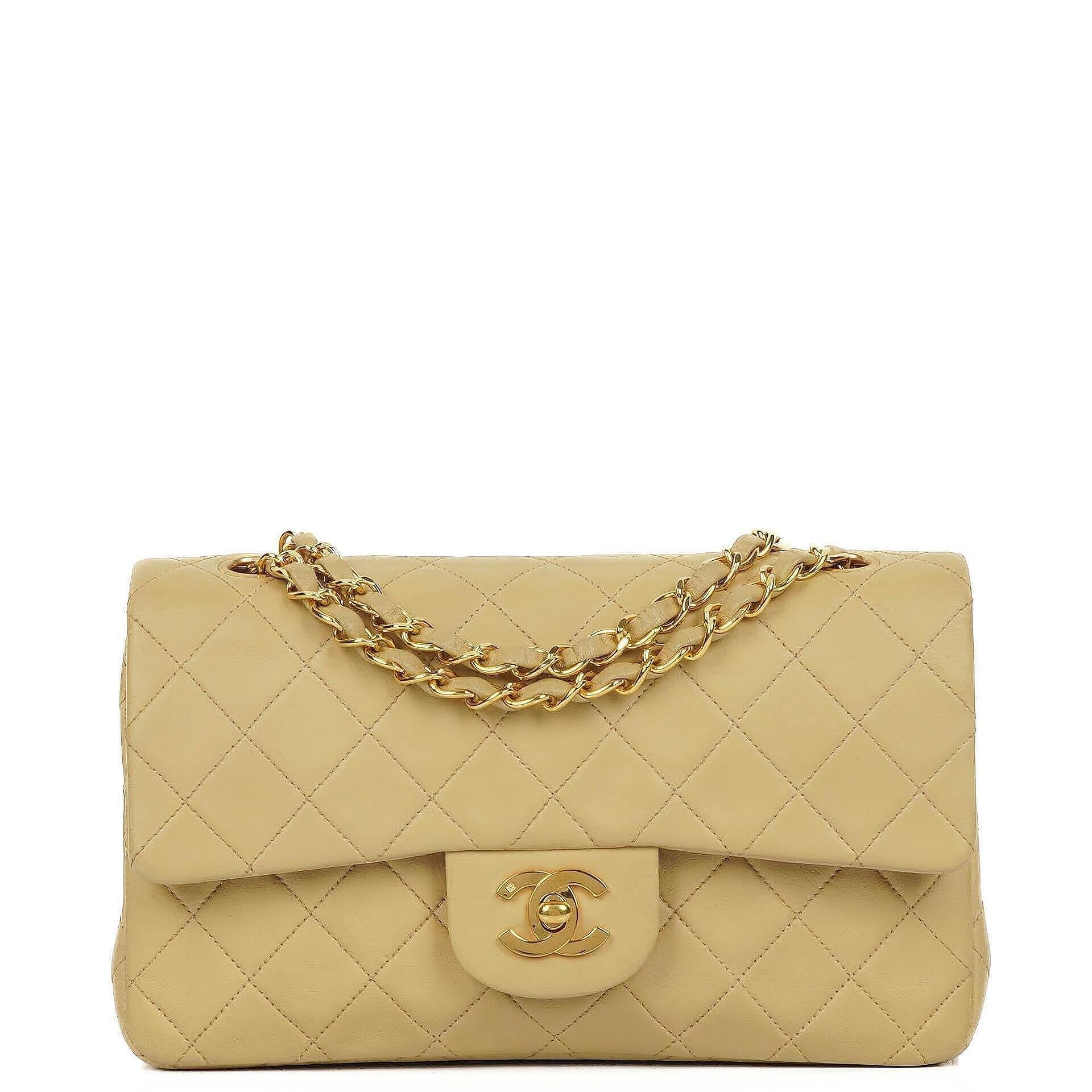 Chanel Classic Kleine Double Flap Tasche aus beigem gestepptem Lammleder mit 24K vergoldeter Hardware