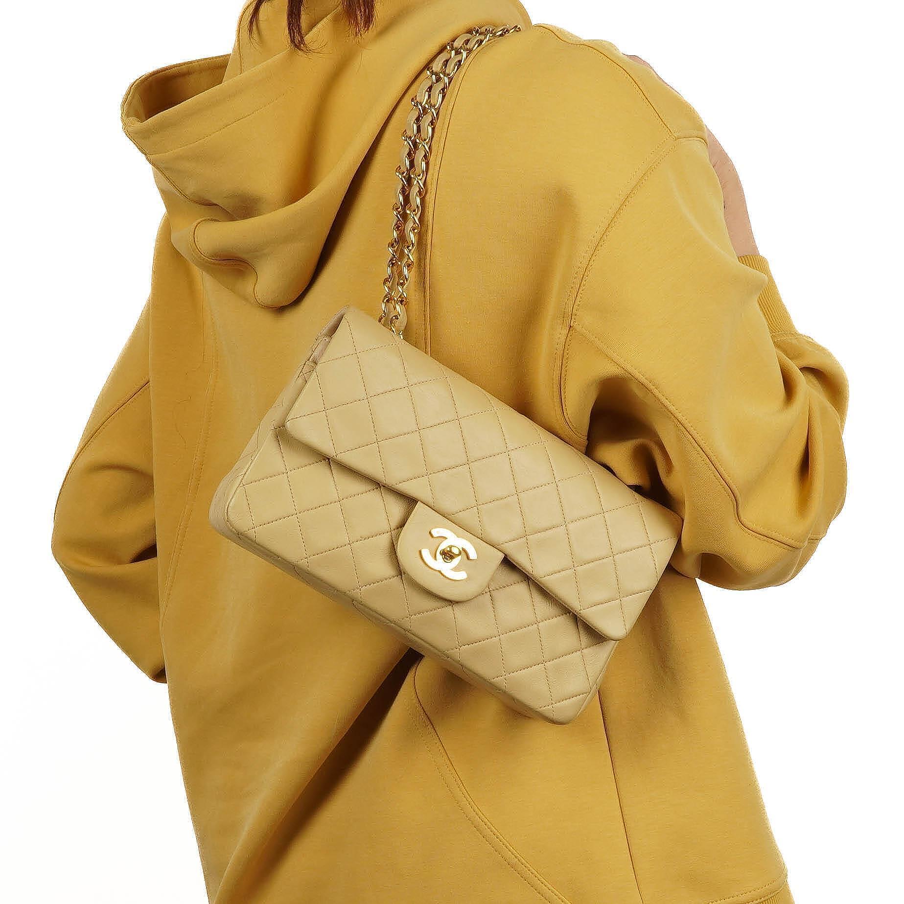 Chanel Classic Kleine Double Flap Tasche aus beigem gestepptem Lammleder mit 24K vergoldeter Hardware