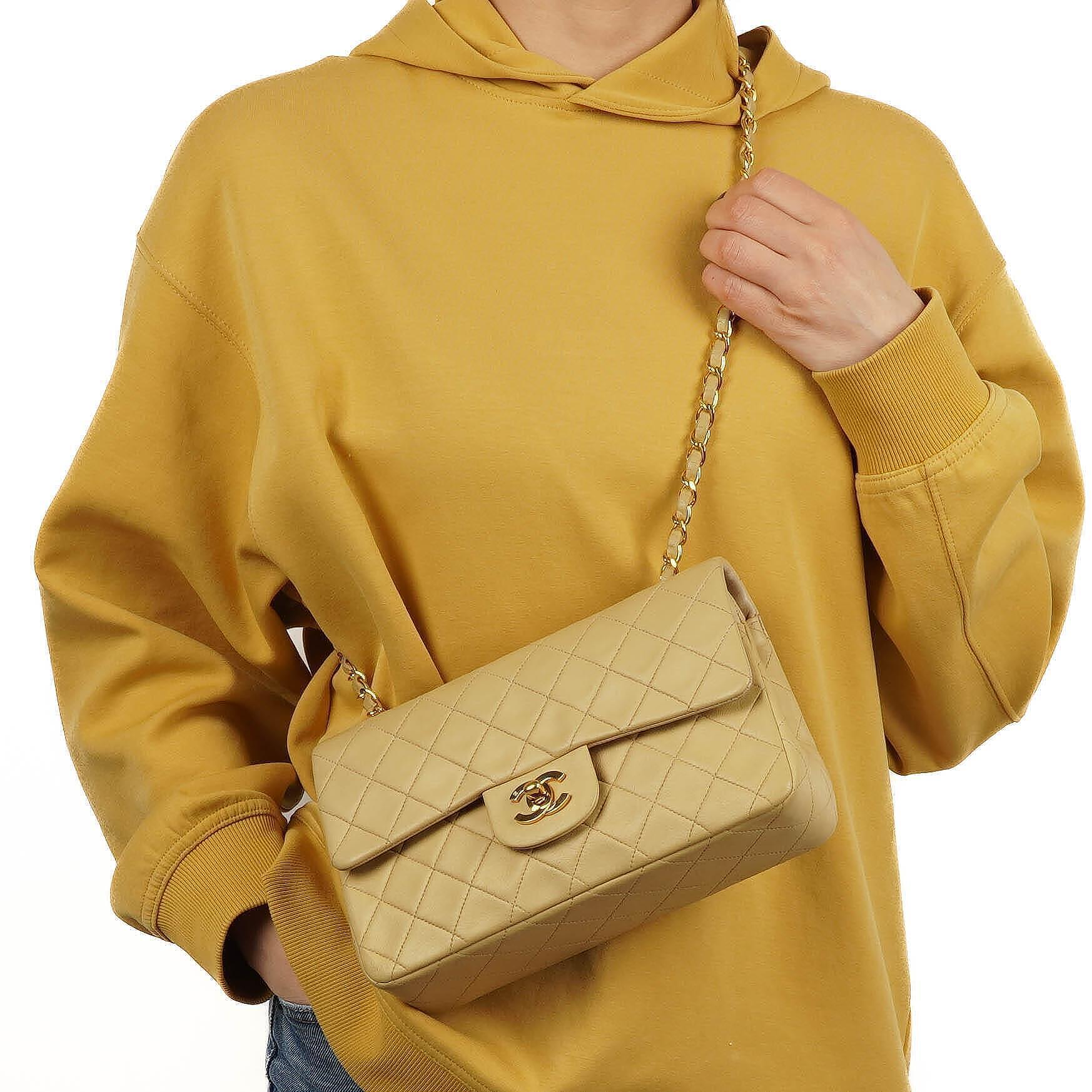 Chanel Classic Kleine Double Flap Tasche aus beigem gestepptem Lammleder mit 24K vergoldeter Hardware