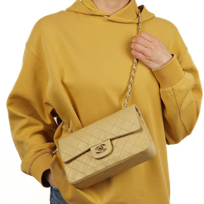 Chanel Classic Kleine Double Flap Tasche aus beigem gestepptem Lammleder mit 24K vergoldeter Hardware