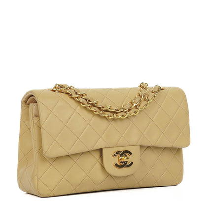 Chanel Classic Kleine Double Flap Tasche aus beigem gestepptem Lammleder mit 24K vergoldeter Hardware