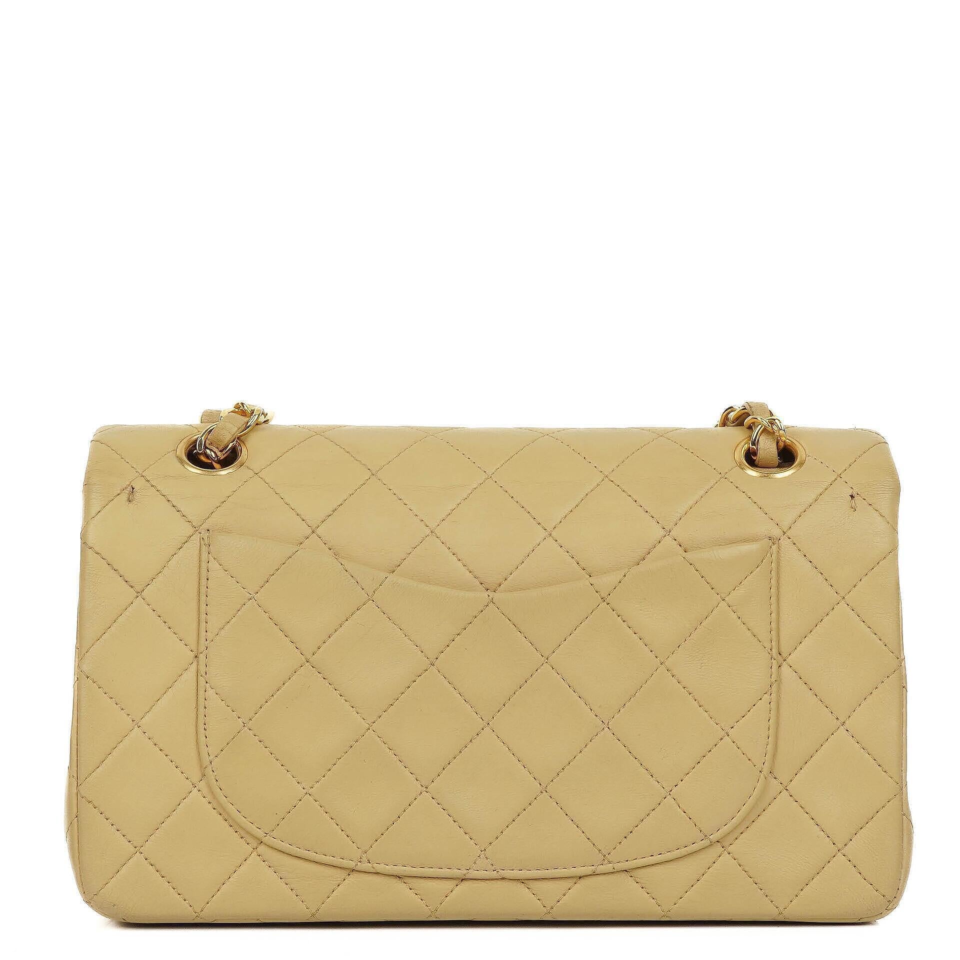 Chanel Classic Kleine Double Flap Tasche aus beigem gestepptem Lammleder mit 24K vergoldeter Hardware