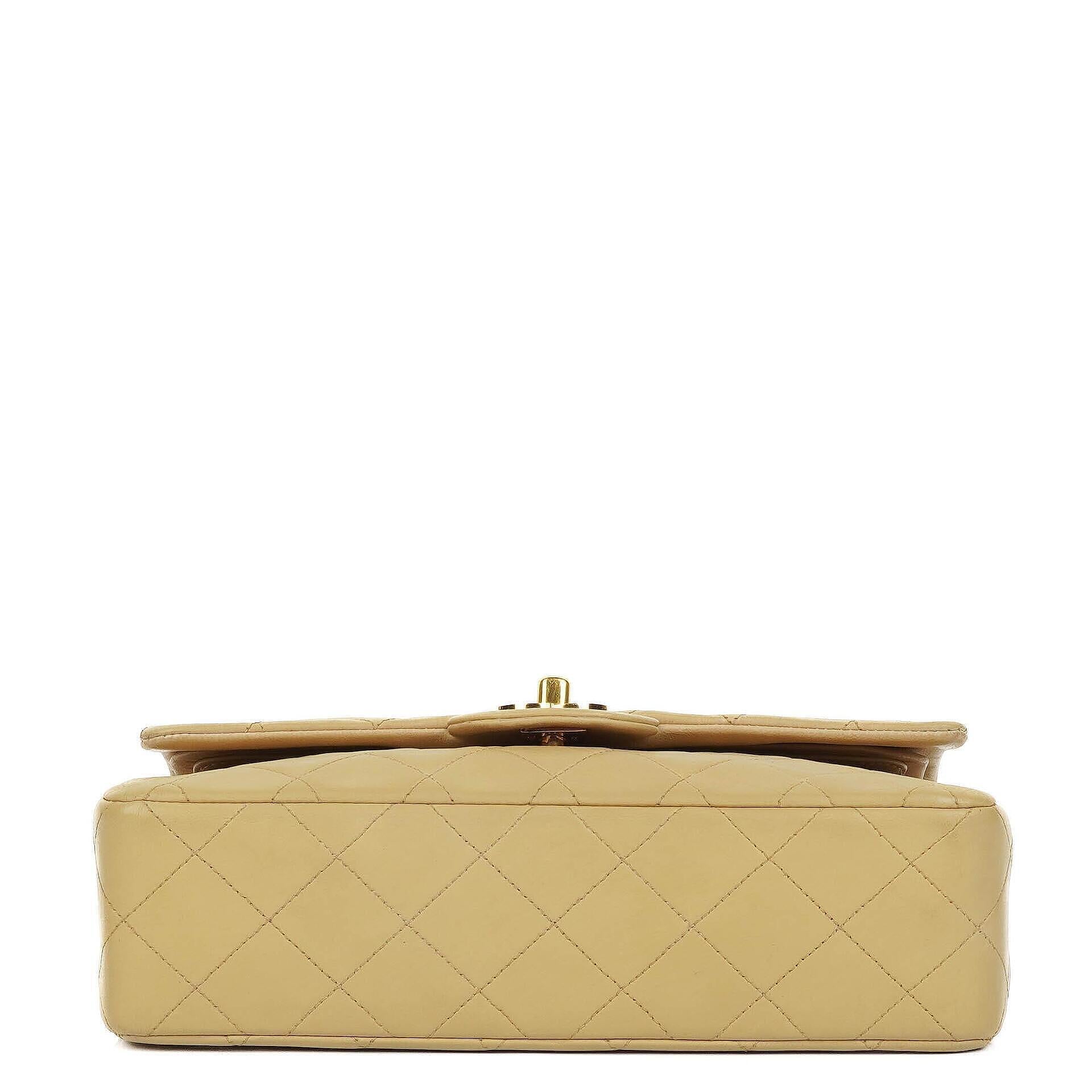 Chanel Classic Kleine Double Flap Tasche aus beigem gestepptem Lammleder mit 24K vergoldeter Hardware