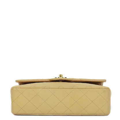 Chanel Classic Kleine Double Flap Tasche aus beigem gestepptem Lammleder mit 24K vergoldeter Hardware