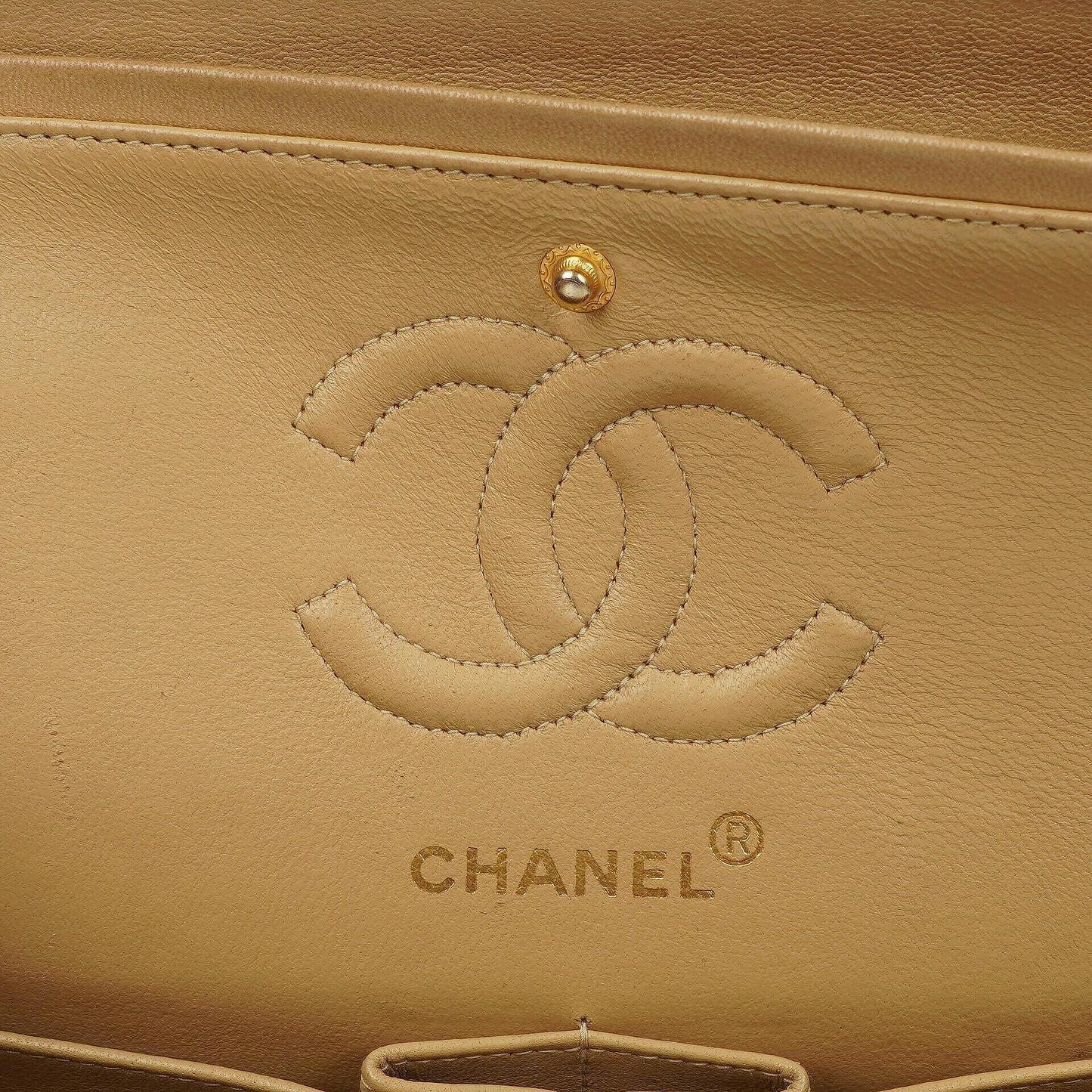 Chanel Classic Kleine Double Flap Tasche aus beigem gestepptem Lammleder mit 24K vergoldeter Hardware
