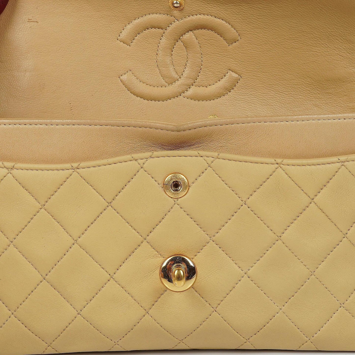 Chanel Classic Kleine Double Flap Tasche aus beigem gestepptem Lammleder mit 24K vergoldeter Hardware