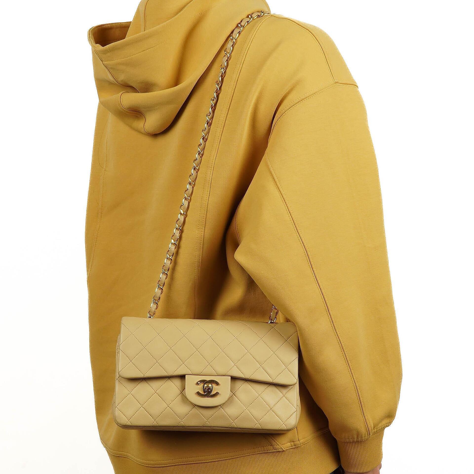 Chanel Classic Kleine Double Flap Tasche aus beigem gestepptem Lammleder mit 24K vergoldeter Hardware
