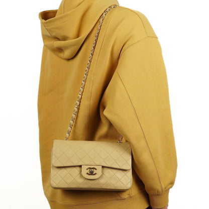 Chanel Classic Kleine Double Flap Tasche aus beigem gestepptem Lammleder mit 24K vergoldeter Hardware