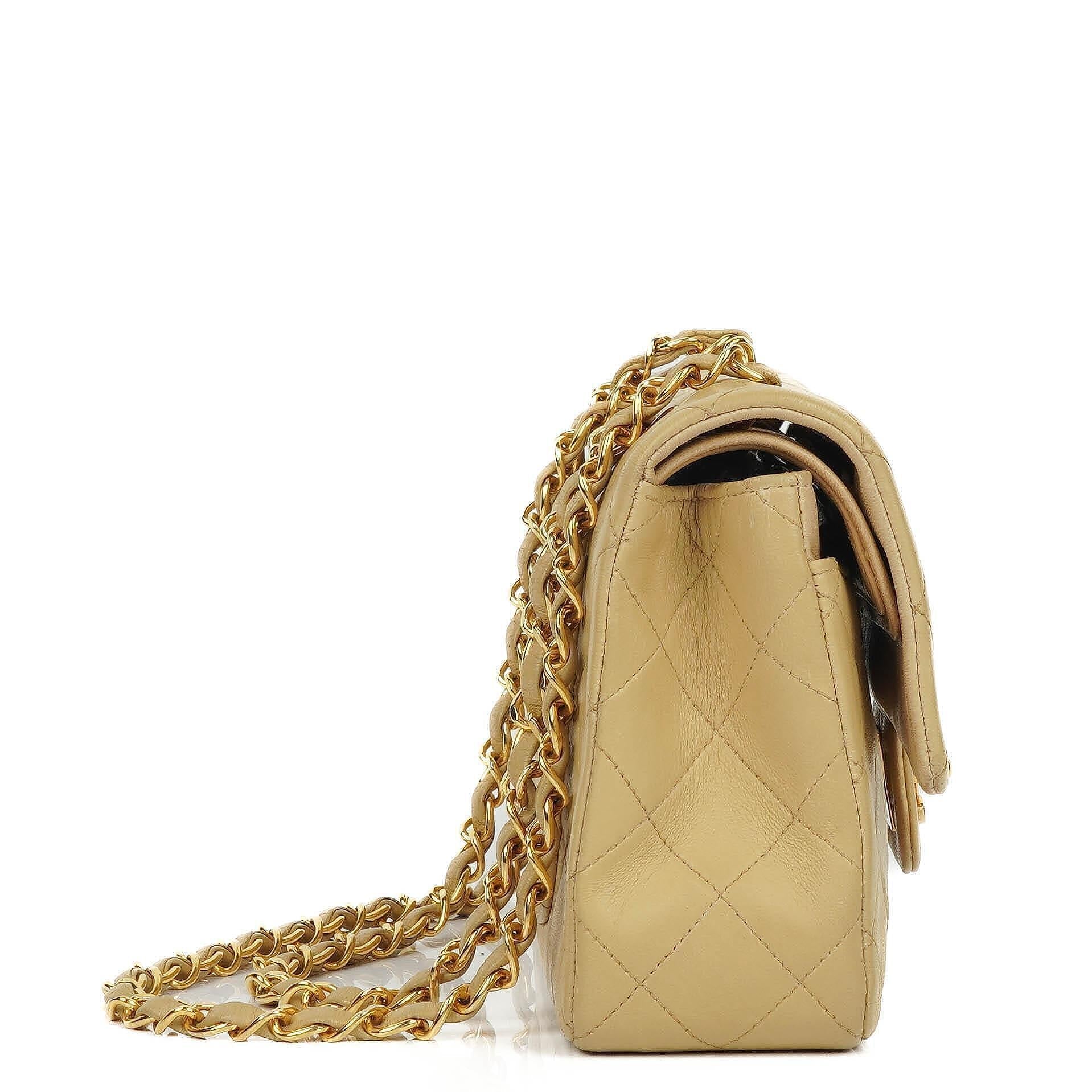 Chanel Classic Kleine Double Flap Tasche aus beigem gestepptem Lammleder mit 24K vergoldeter Hardware