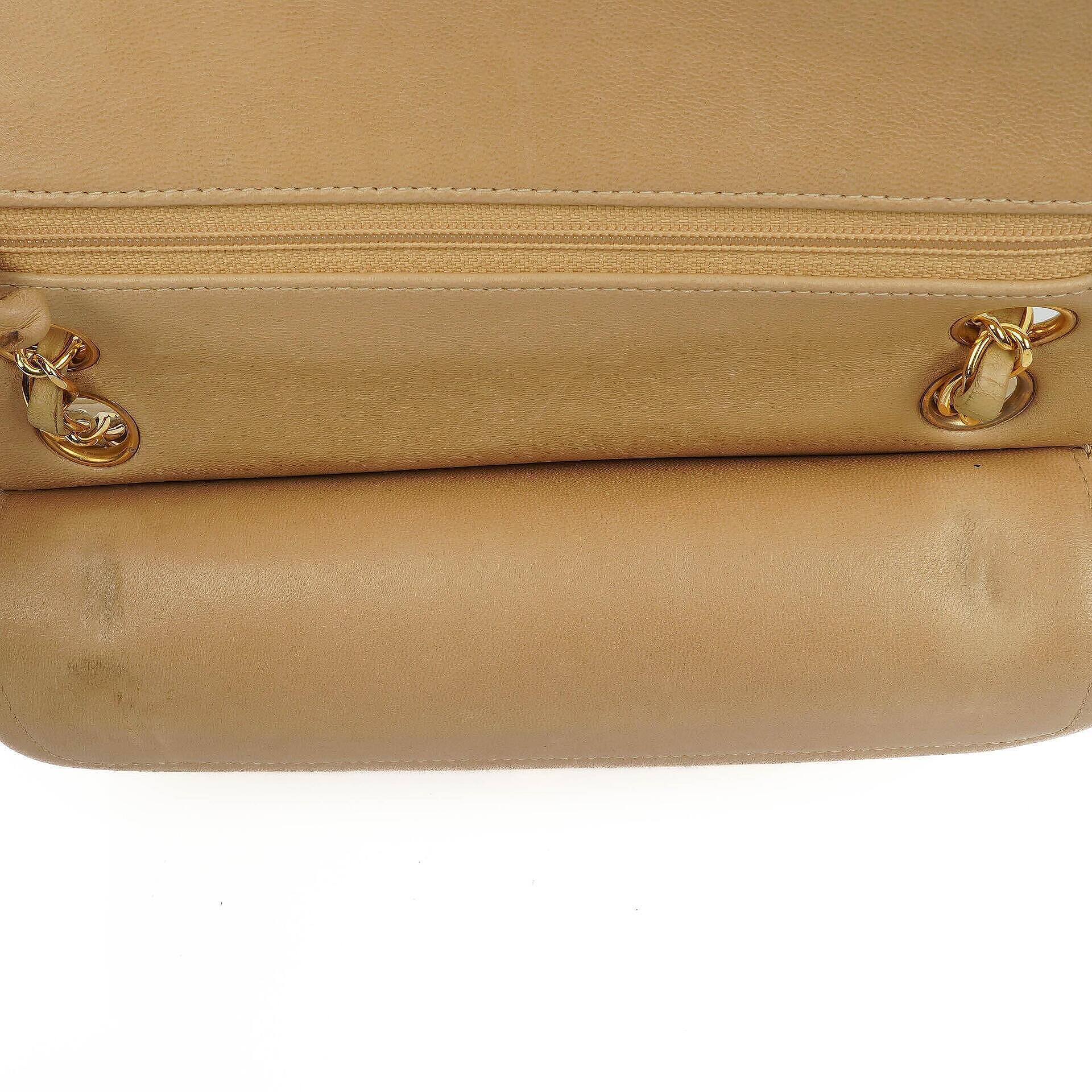 Chanel Classic Kleine Double Flap Tasche aus beigem gestepptem Lammleder mit 24K vergoldeter Hardware