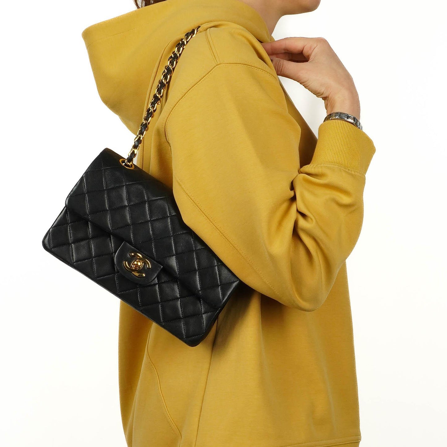 Chanel Klassische Kleine Doppelklappen-Tasche aus schwarzem, gestepptem Lammleder und 24K vergoldeten Beschlägen