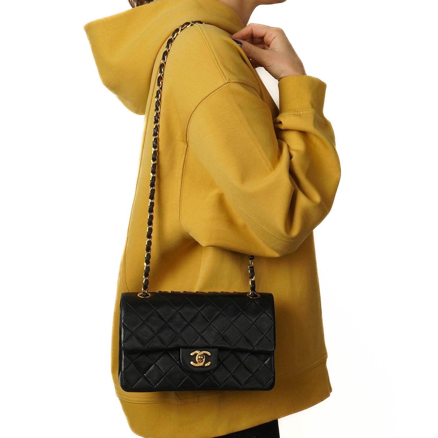 Chanel Klassische Kleine Doppelklappen-Tasche aus schwarzem, gestepptem Lammleder und 24K vergoldeten Beschlägen