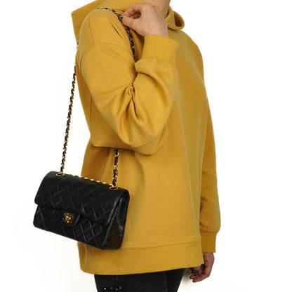 Chanel Klassische Kleine Doppelklappen-Tasche aus schwarzem, gestepptem Lammleder und 24K vergoldeten Beschlägen