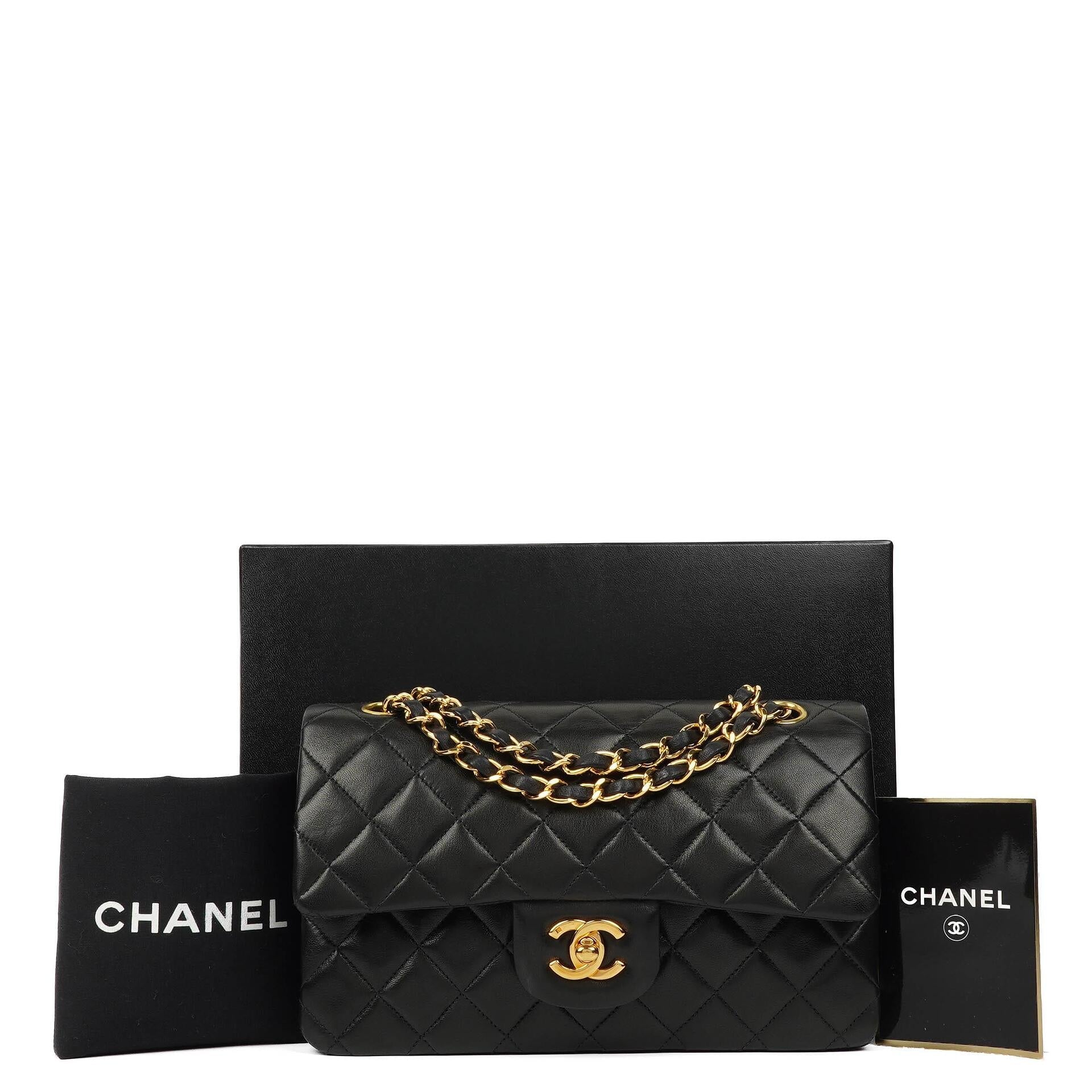 Chanel Klassische Kleine Doppelklappen-Tasche aus schwarzem, gestepptem Lammleder und 24K vergoldeten Beschlägen