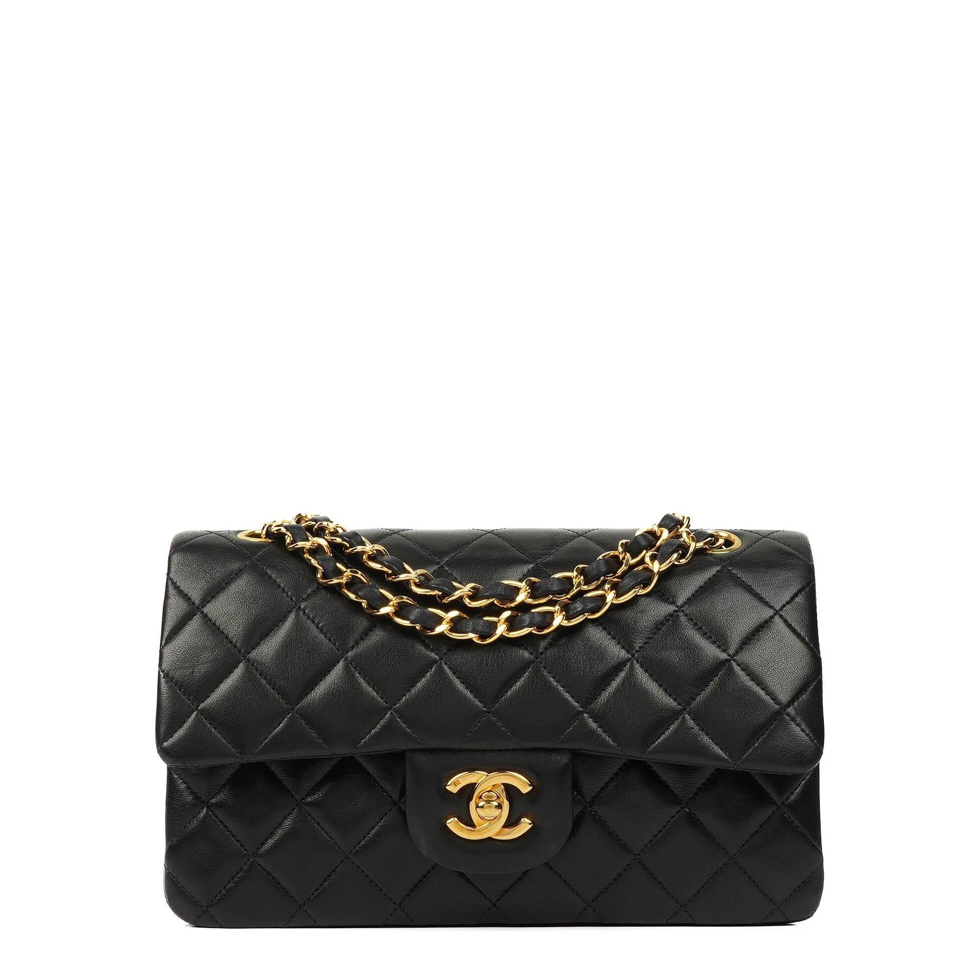 Chanel Klassische Kleine Doppelklappen-Tasche aus schwarzem, gestepptem Lammleder und 24K vergoldeten Beschlägen