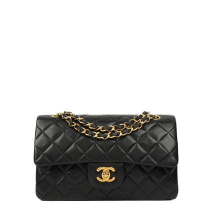 Chanel Klassische Kleine Doppelklappen-Tasche aus schwarzem, gestepptem Lammleder und 24K vergoldeten Beschlägen