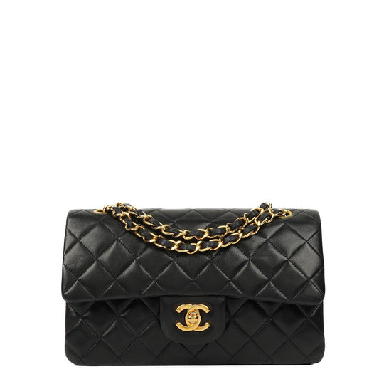 Chanel Klassische Kleine Doppelklappen-Tasche aus schwarzem, gestepptem Lammleder und 24K vergoldeten Beschlägen