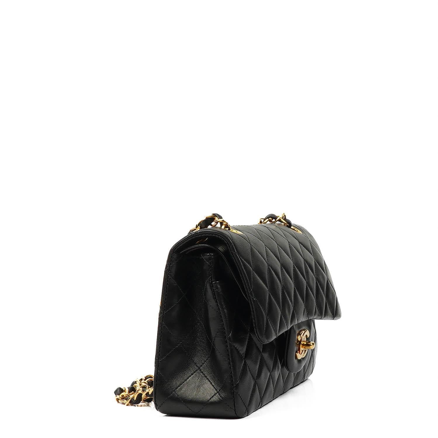 Chanel Klassische Kleine Doppelklappen-Tasche aus schwarzem, gestepptem Lammleder und 24K vergoldeten Beschlägen