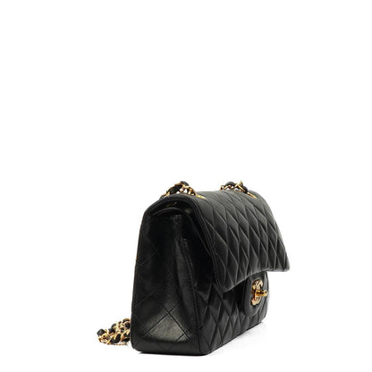 Chanel Klassische Kleine Doppelklappen-Tasche aus schwarzem, gestepptem Lammleder und 24K vergoldeten Beschlägen
