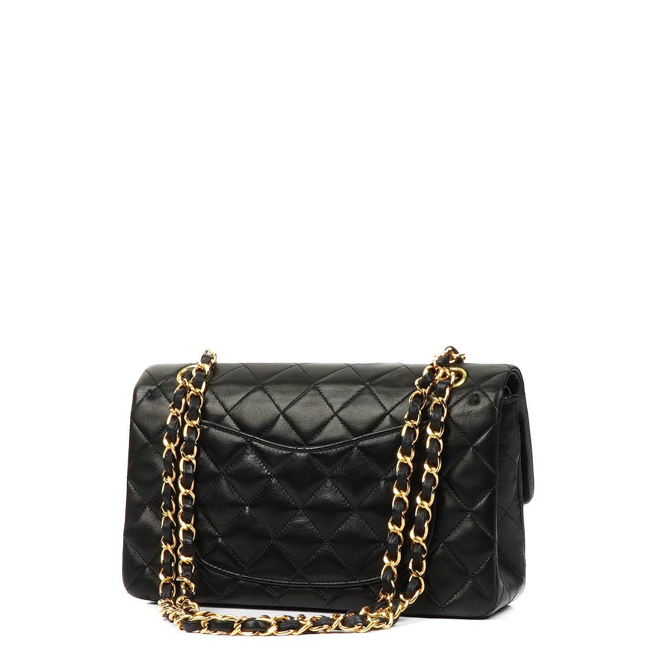 Chanel Klassische Kleine Doppelklappen-Tasche aus schwarzem, gestepptem Lammleder und 24K vergoldeten Beschlägen