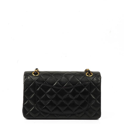 Chanel Klassische Kleine Doppelklappen-Tasche aus schwarzem, gestepptem Lammleder und 24K vergoldeten Beschlägen
