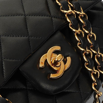 Chanel Klassische Kleine Doppelklappen-Tasche aus schwarzem, gestepptem Lammleder und 24K vergoldeten Beschlägen
