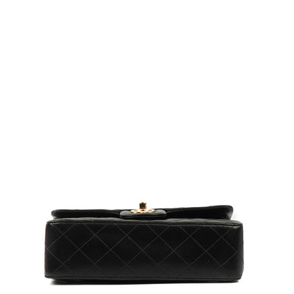 Chanel Klassische Kleine Doppelklappen-Tasche aus schwarzem, gestepptem Lammleder und 24K vergoldeten Beschlägen