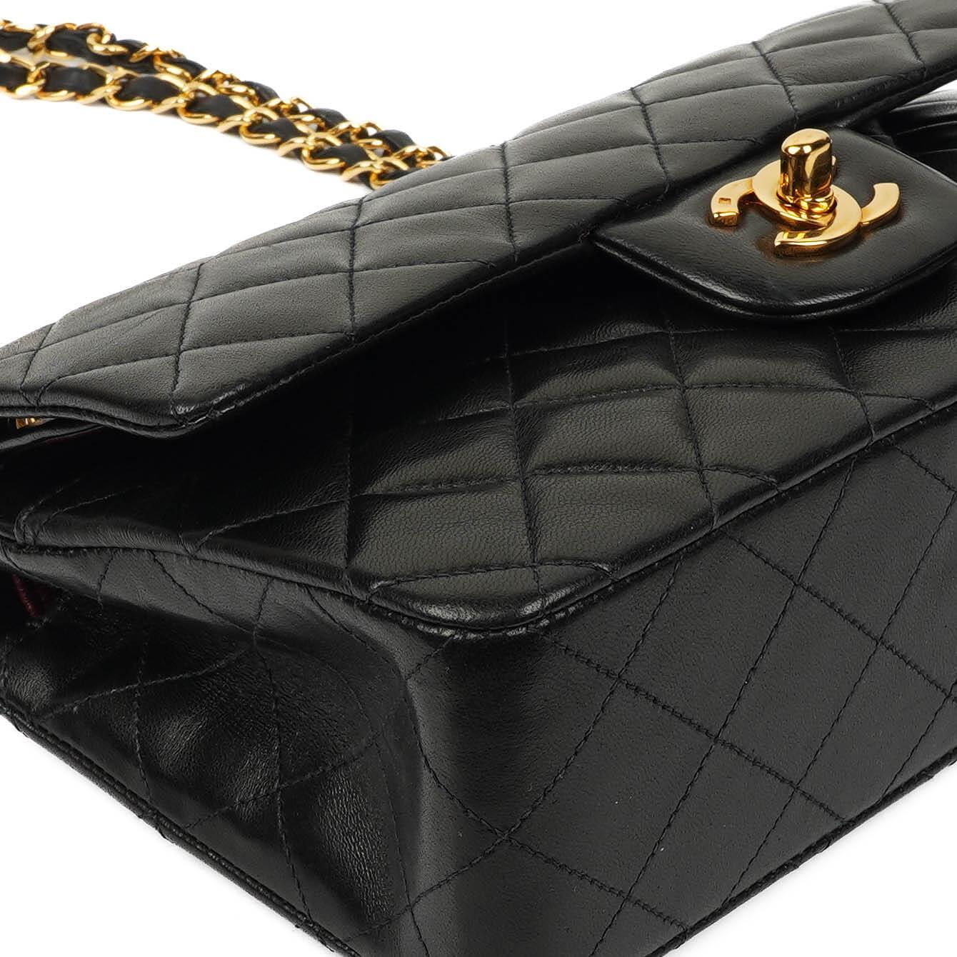 Chanel Klassische Kleine Doppelklappen-Tasche aus schwarzem, gestepptem Lammleder und 24K vergoldeten Beschlägen