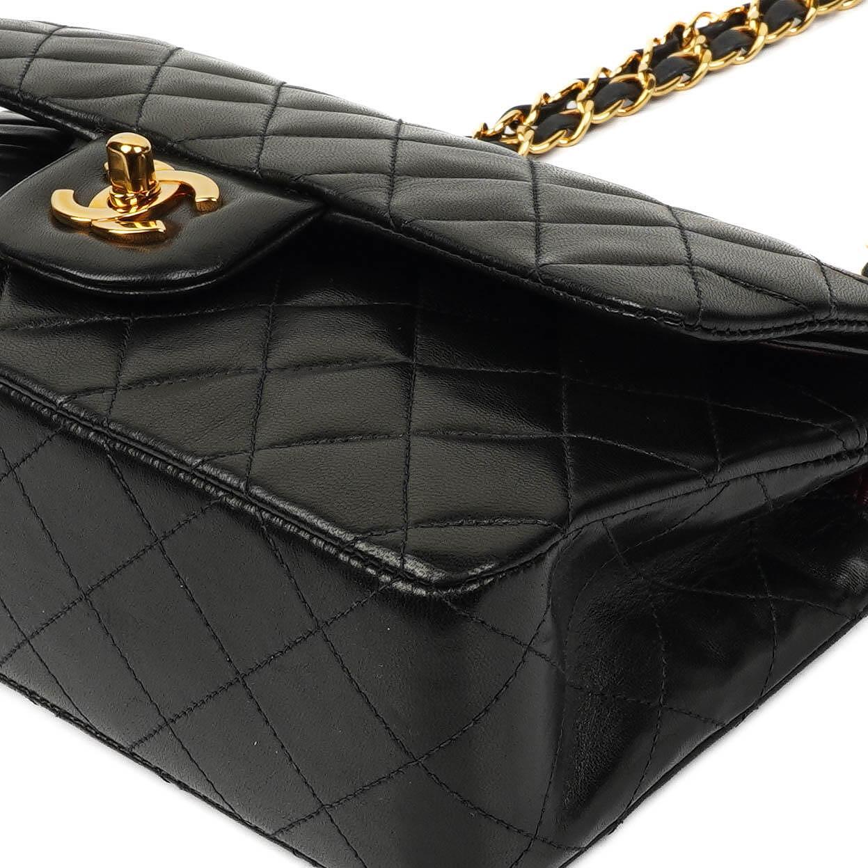 Chanel Klassische Kleine Doppelklappen-Tasche aus schwarzem, gestepptem Lammleder und 24K vergoldeten Beschlägen