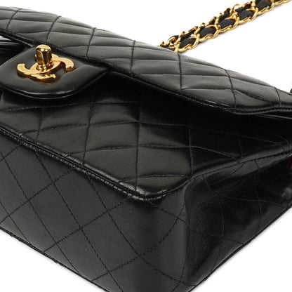 Chanel Klassische Kleine Doppelklappen-Tasche aus schwarzem, gestepptem Lammleder und 24K vergoldeten Beschlägen